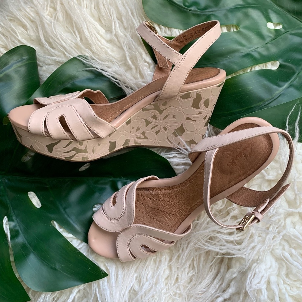 Clarks Nude and Gold Patterned Leather Wedges 8.5